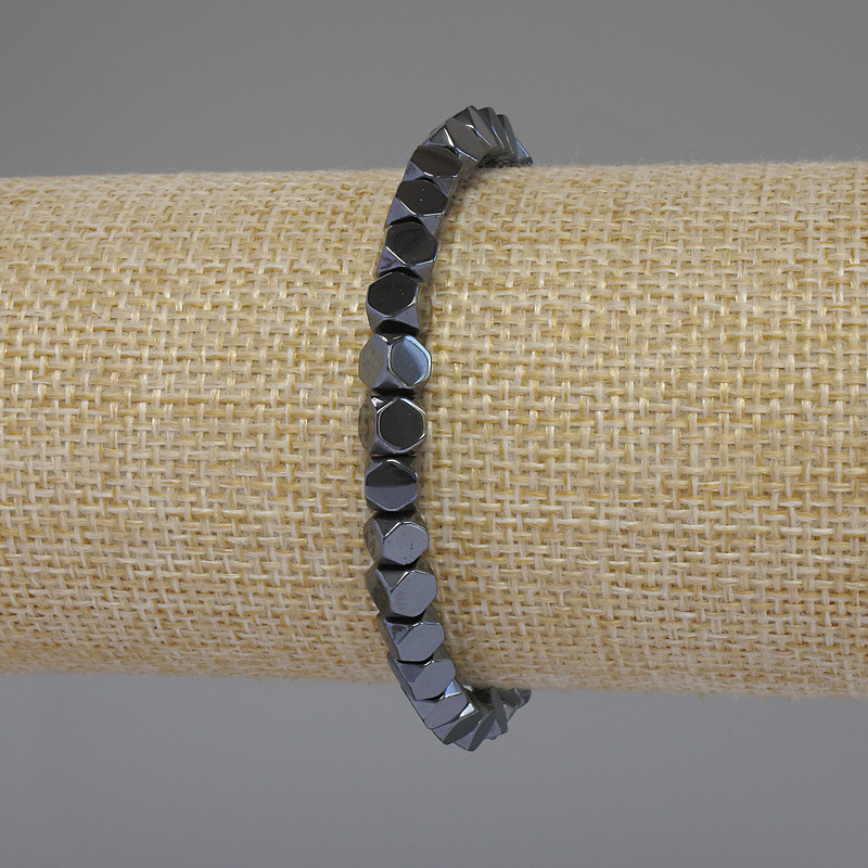 Náramek z hematitu broušený kubický, korálky 5×5×5 mm, délka 18 cm, elastická šňůrka