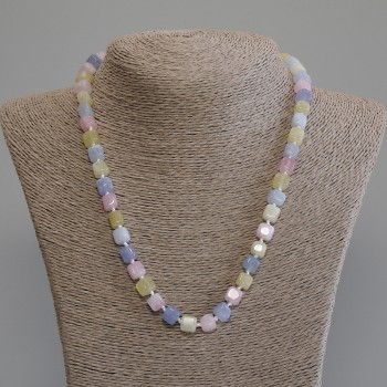 Náhrdelník z morganitu ve tvaru kostek, průměr cca 7×7 mm, délka cca 50 cm, s uzávěrem