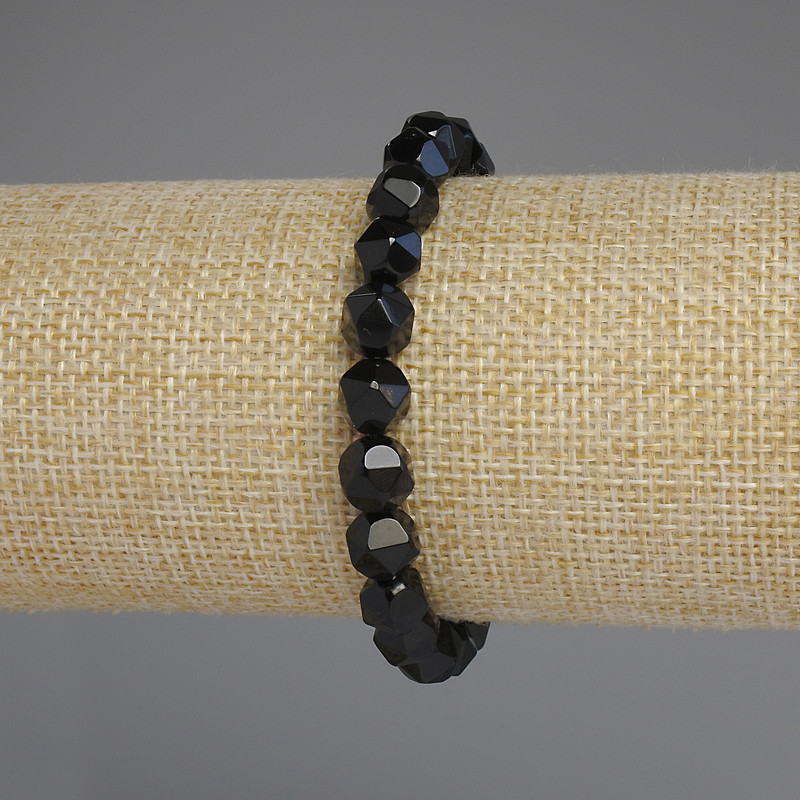 Náramek z černého onyxu – fasetové korálky, průměr cca 8×7 mm, délka cca 18 mm, elastický