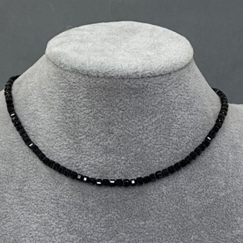 Choker z turmalínu, facettované kubické korálky 3 mm ±, délka 36 mm ±, prodlužovací řetízek +5 cm