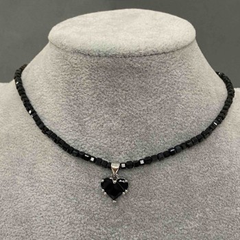 Choker z turmalínu, brusovaný kubík 3 mm ±, přívěsek srdce 12 mm ±, délka 36 mm ±, prodlužovací řetínek +5 cm