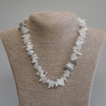 Náhrdelník z adularitu, drobné fragmenty, průměr 12–16×2–6 mm, délka 45 cm + 5 cm prodlužovací řetízek