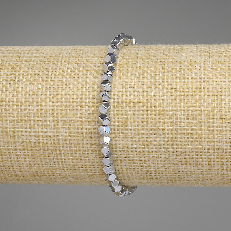 Náramek z hematitu ve stříbrné barvě, víceúhelníkové korálky, průměr 4×4 mm, délka 18 cm, elastický