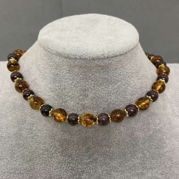 Choker z jantarových kuliček 9 mm ±, granátových kuliček 8 mm ±, délka 37 cm ± prodlužovací řetízek 5 cm