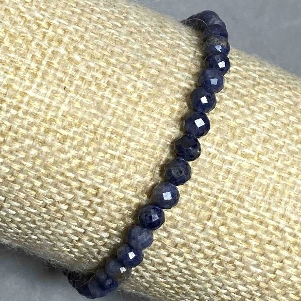 Náramek ze safíru, brousená korálka, průměr 4–5 mm, délka 18 cm, elastický