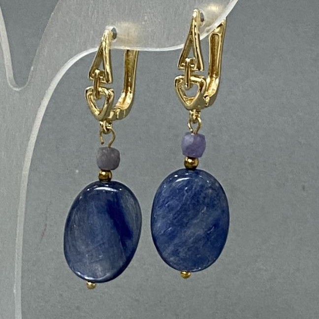 Náušnice z kianitu, oválné 18×13 mm ±, iolit brusovaný kubík o rozměrech 4×4 mm ±, délka 43 mm ±