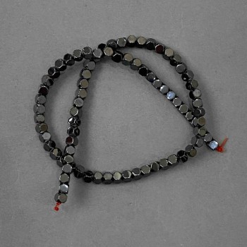 Hematitové korálky kostky 5×5 mm na niti, délka cca 40 cm+