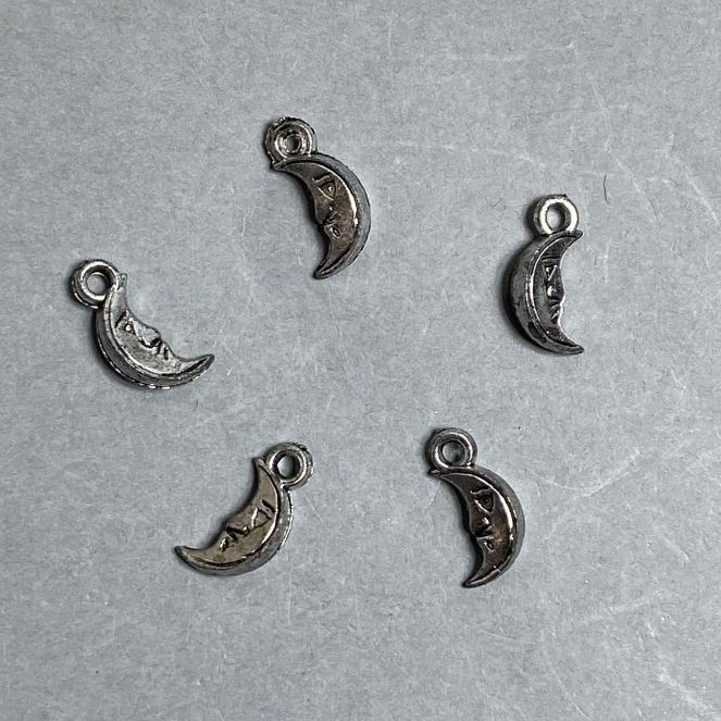 SLEVA! Přívěsek Měsíc z plastu, barva tmavé stříbro, rozměry 15×7, 5×4, 5 mm ± otvor, průměr 2 mm ± balení 0,5 kg