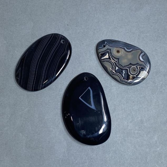 Přívěšek z přírodního kamene agat 47–54×32–40 mm – varianta velikostí