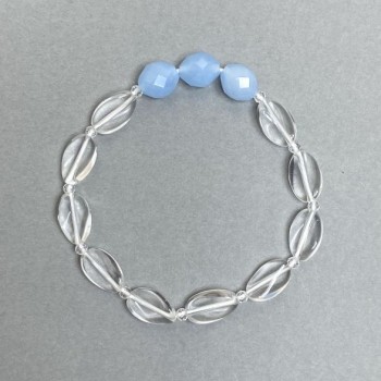 Náramek z horského křišťálu, točený ovál, rozměr 12×8×4 mm; akvamarín broušené zrno 10×8,5 mm; délka 18 cm, elastický