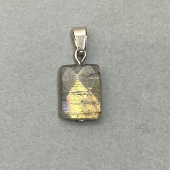 Přívěšek z labradoritu, facetovaný 27×11 mm