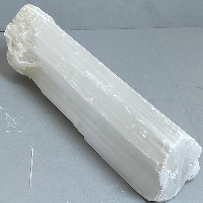 Neopracovaný selenit, hmotnost 968 g, rozměry 19×6,7×5 cm+