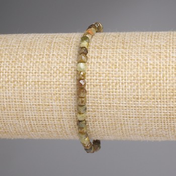 Náramek z grossuláru broušené kostky 4×4 mm, délka 18 cm, elastická guma