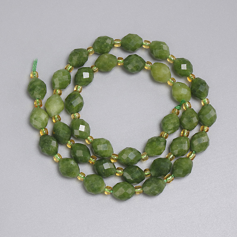 Jadeitové korálky ve tvaru broušeného zrna 8×7 mm ± rokajl 3 mm ± délka 38 cm ± na niti