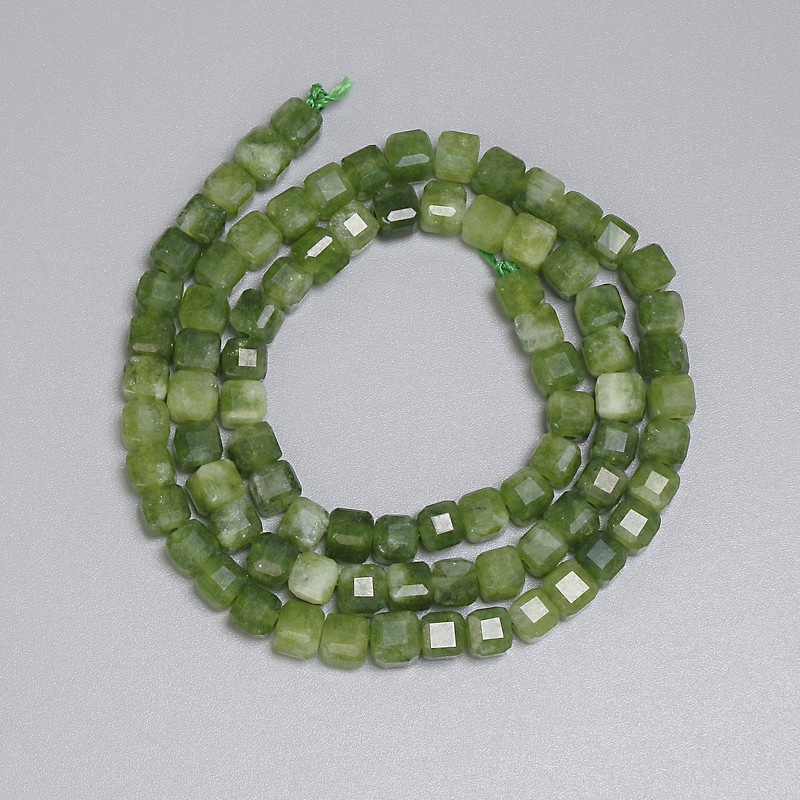 Jadeitové korálky brusované kubíky 4,5×4,5 mm, délka cca 37 cm, na niti
