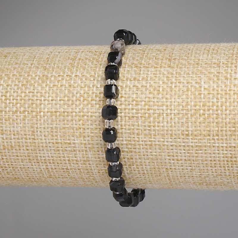 Náramek z broušeného achátu – kostičky 5×5 mm, délka 18 cm, elastický
