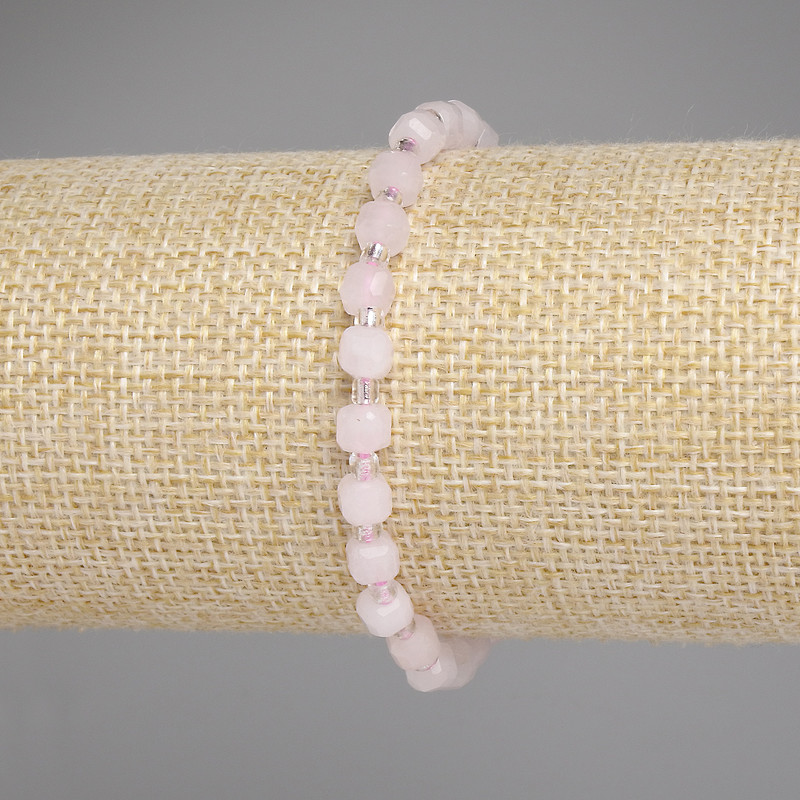 Náramek z růžového křemene – broušený kubík, průměr 5×5 mm ±, korálky 3 mm ±, délka 18 cm ±, elastický