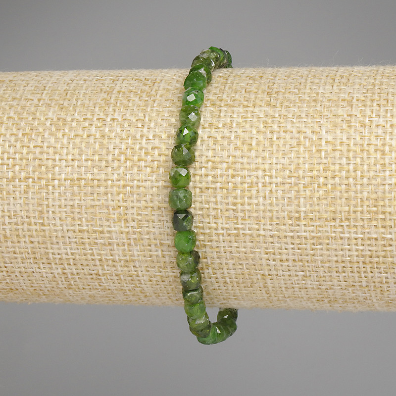 Náramek z diopsidu, broušený kubík, průměr 4,5 × 4,5 mm, délka 18 cm, elastický