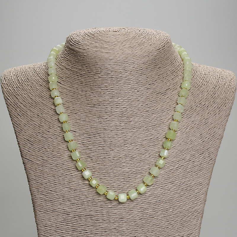 Náhrdelník z chrysoprasu a olivínu, broušené kubíky, průměr cca 6,5 mm, korálky 3 mm, délka cca 45 cm, se zapínáním
