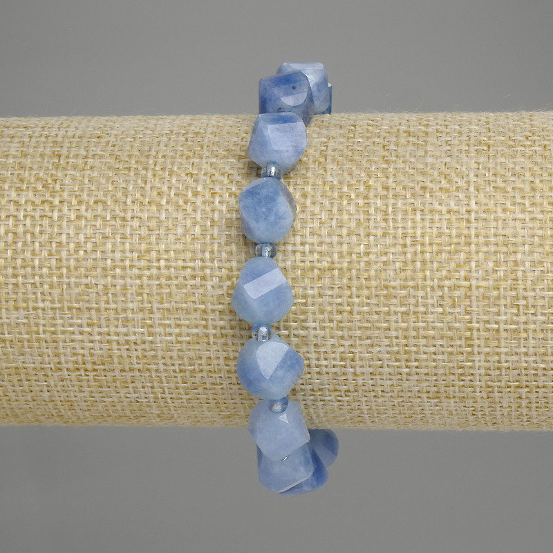 Náramek z akvamarínu, facettované rombíky 10×8 mm, rokajl 3 mm, délka 18 cm