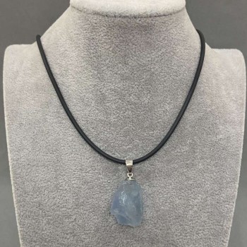 Přívěšek z neopracovaného akvamarínu, průměr různých velikostí 31×16–37×18 mm ± na šňůrce, průměr 2,5 mm ±, délka 50 cm ± 5 cm, řetízek