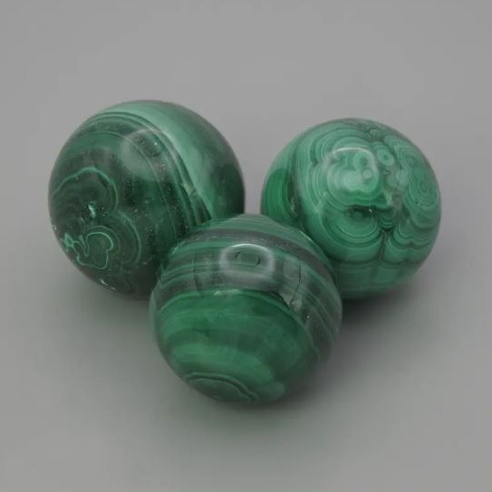 Suvenýrová koule z malachitu, průměr 24 mm+