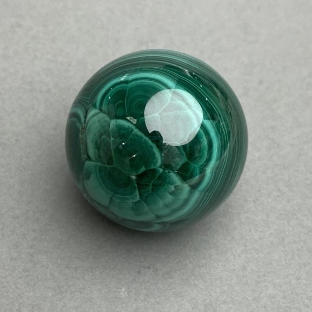 Suvenírová koule z přírodního malachitu, průměr 32 mm ± hmotnost 70 g
