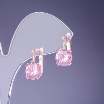 Náušnice s růžovými krystaly o rozměrech 16 × 9 mm v zlatém kovu
