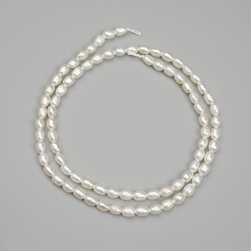 Říční perly – korálky, průměr 4,5–5 mm, na niti, délka 36 cm+
