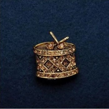 Brož «Bubínek» v barvě kovu starozlatého zlata se štrasami, 2,5 × 2,5 cm