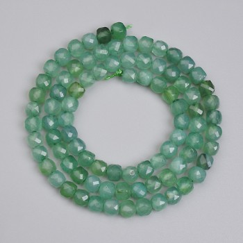 Zelené achátové korálky brusované kubické, 4,5×4,5 mm, délka cca 39 cm na niti