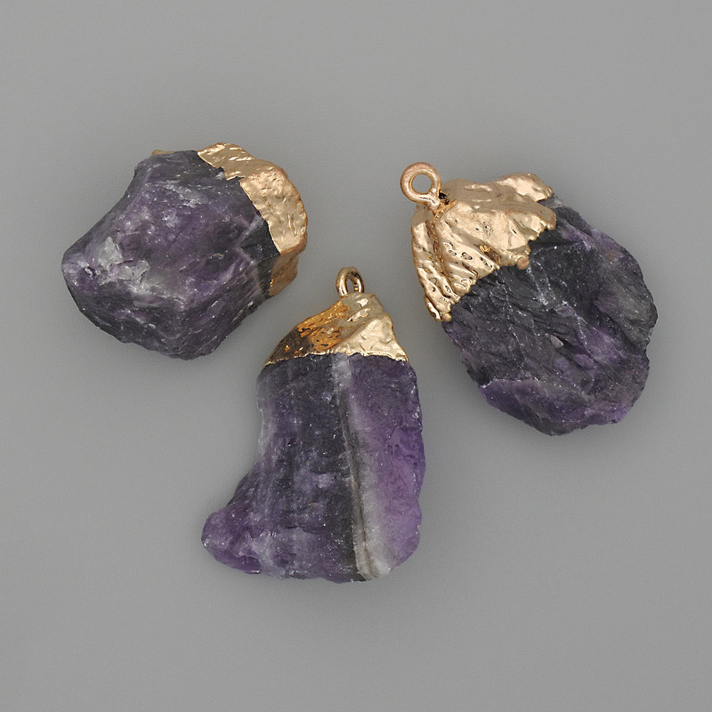 Přívěsek ametyst – nerafinovaný kámen, zlatý kov, 20–37 × 19–24 mm ± mix velikostí