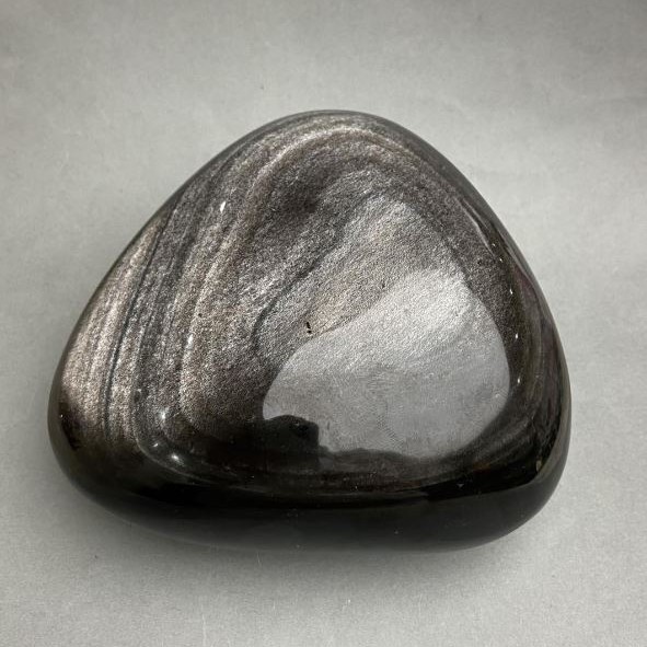 Suvenírový přírodní kámen – stříbrný obsidián, rozměry 117 × 113 × 56 mm (±), hmotnost 935 g