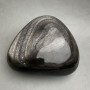 Suvenírový přírodní kámen – stříbrný obsidián, rozměry 117 × 113 × 56 mm (±), hmotnost 935 g