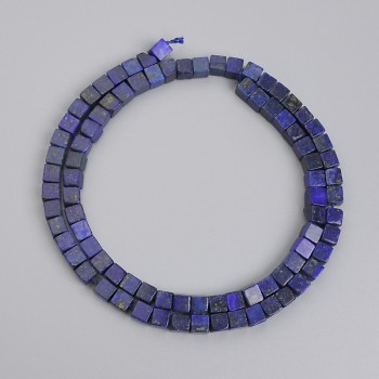 Kostkové korálky lazuritu, průměr 4,5×4,5 mm, na niti, délka 38 cm