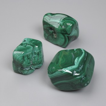 Přírodní kámen malachit – hladce opracované oblázky bez díry 29×24 mm ±, assortované velikosti (podle 100 g ±)