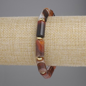Náramek z achátu cylindrického tvaru, průměr 15×8 mm ±, s kovovými vložkami, délka cca 18 cm ±, elastická šňůrka