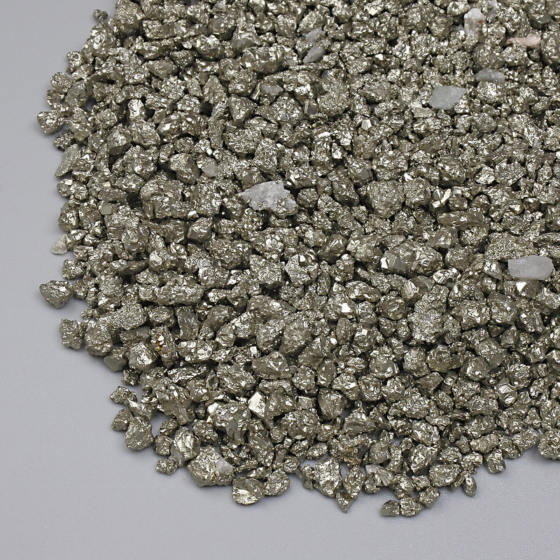 Přírodní drť pyritu bez otvoru 1–9×1–5 mm ± (za 100 g ±)