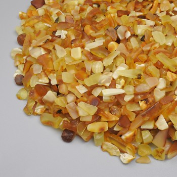 Přírodní jantarová drť bez otvoru 4–12×3–7 mm ± (za 100 g ±)