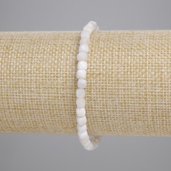 Náramek z adularitu s broušenými kubíky 4×4 mm, délka 18 cm, elastická šňůrka