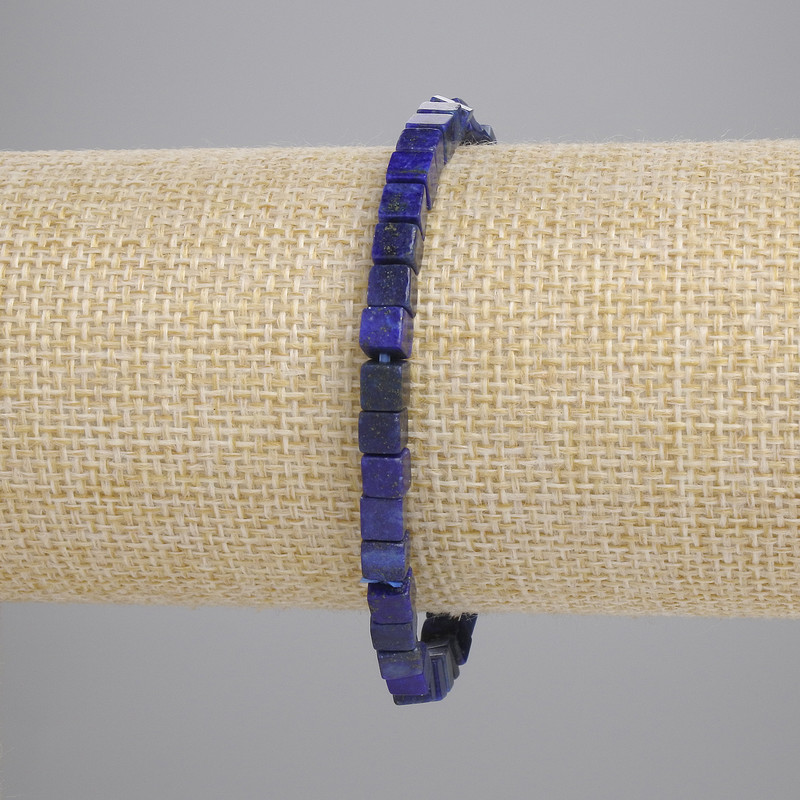 Náramek z lazuritových kubíků, cca 4,5×4,5 mm, délka 18 cm, elastický