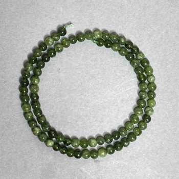 Korálky jadeitu – hladké kuličky, průměr 4–5 mm, na niti, délka 38 cm