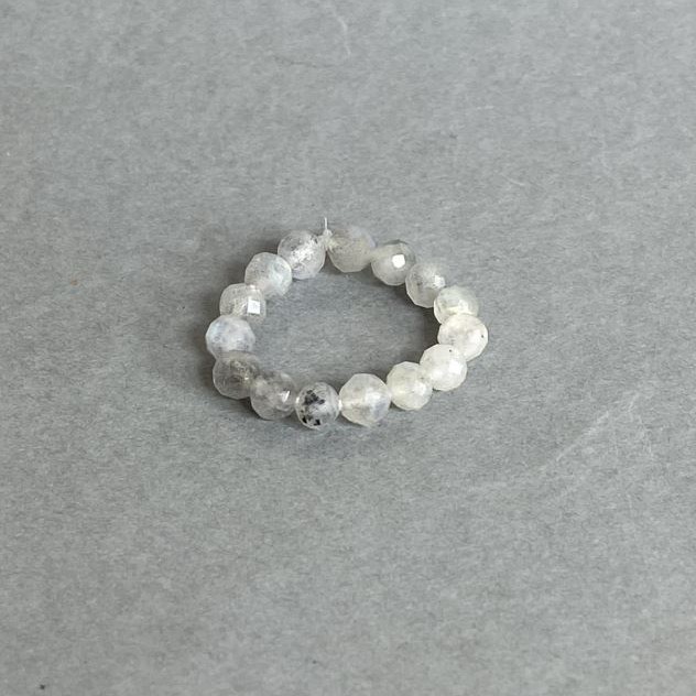 Prstýnek z labradoritu – brusovaná kulička, průměr cca 4 mm, pružná gumička