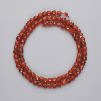 Karneolové broušené kubické korálky, průměr 4×4 mm, délka cca 38 cm na niti