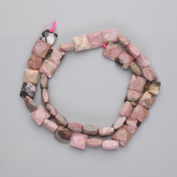 Korálky z rodonitu brusované, čtvercového tvaru, průměr 8 mm, rozměry 5–10 × 8,5–10 mm, délka 39 cm, navlečené na niti