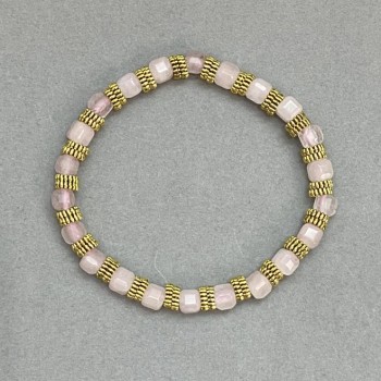 Náramek z růžového křemene, broušené kubíky 5 mm ±, s kovovými vsadkami, délka 18 cm ±, na elastické šňůrce