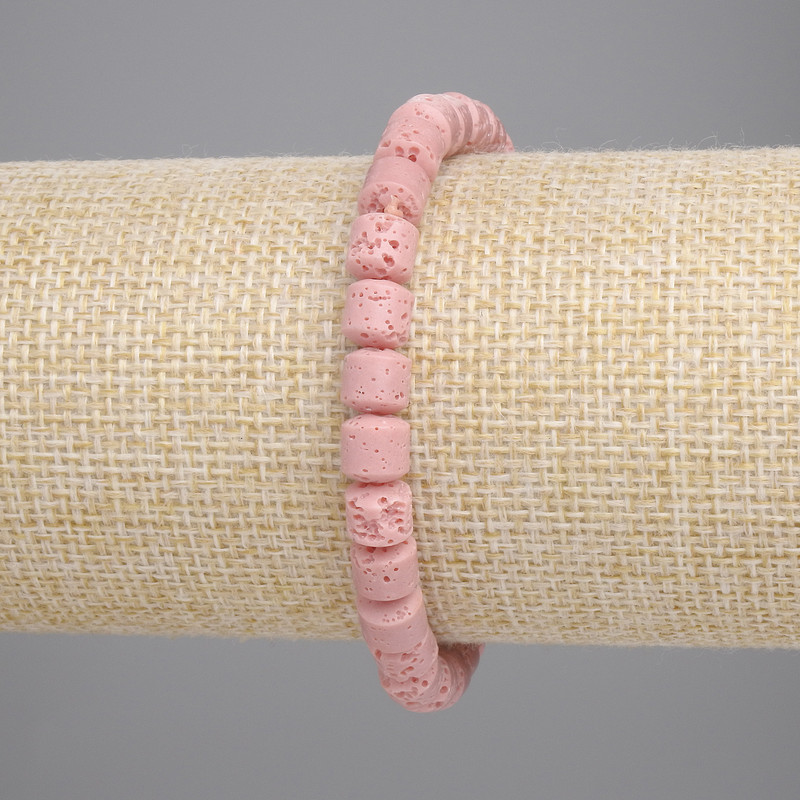 Náramek z růžové vulkanické lávy, cylindrické korálky o průměru cca 6 × 6 mm, délka cca 18 cm, elastický