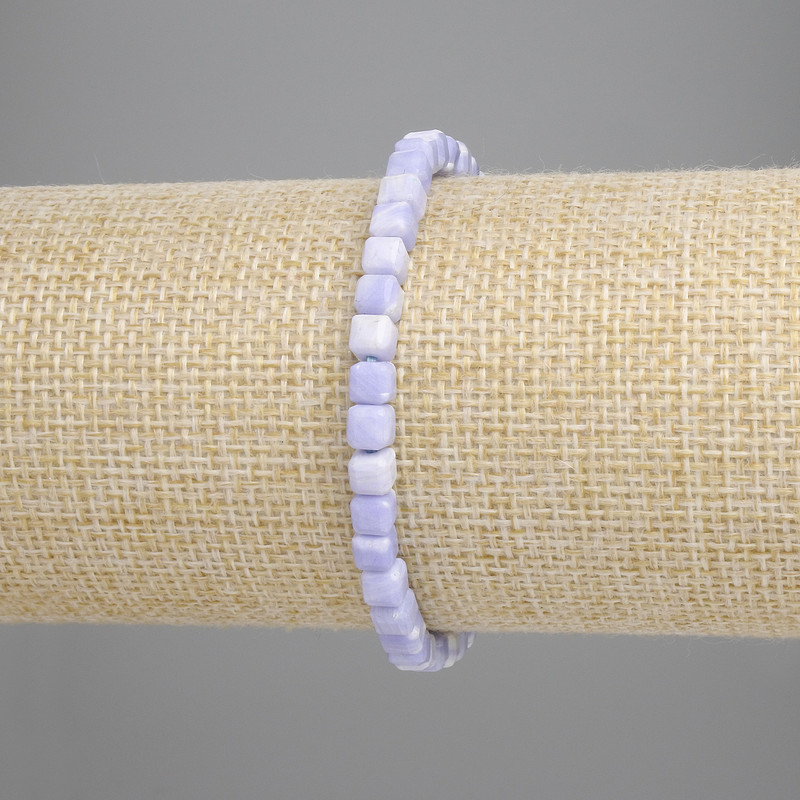 Náramek z modrého achátu, brusovaná kostka, průměr 4×4 mm, délka 18 cm, elastický