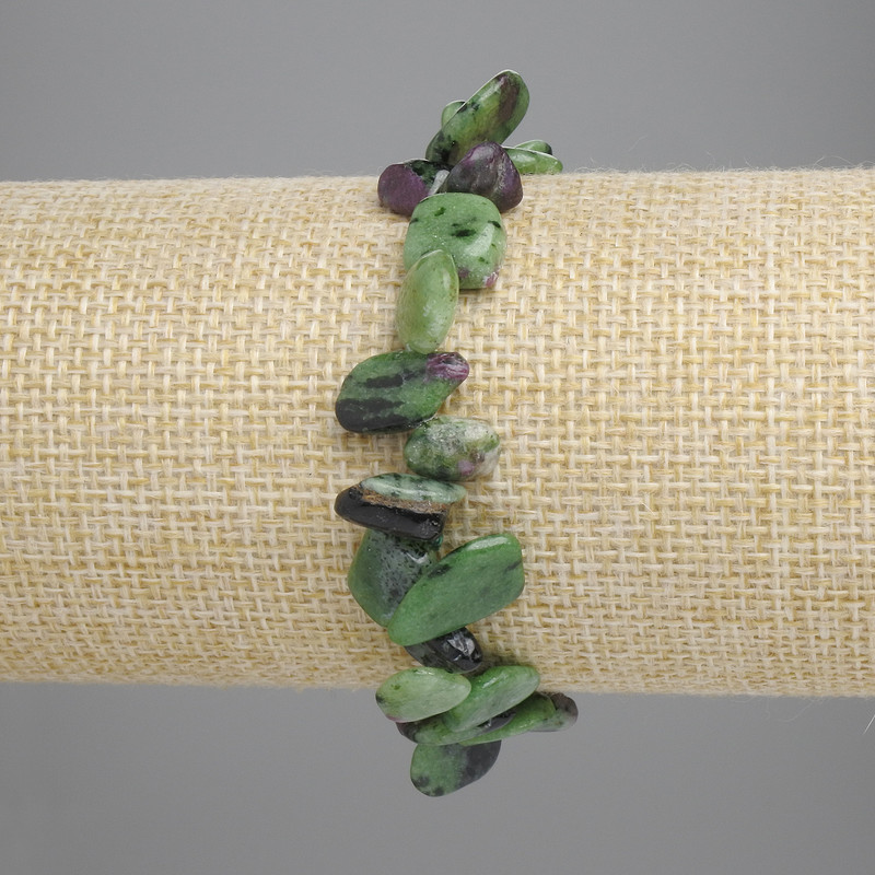 Náramek zoisitu, broušený ve tvaru motýla, průměr 8–16×2–8 mm, délka 18 cm, pružný