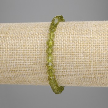 Náramek z chryzolitu, facetované korálky, průměr cca 5 mm, 5×5 mm, délka 18 cm, na elastické šňůře